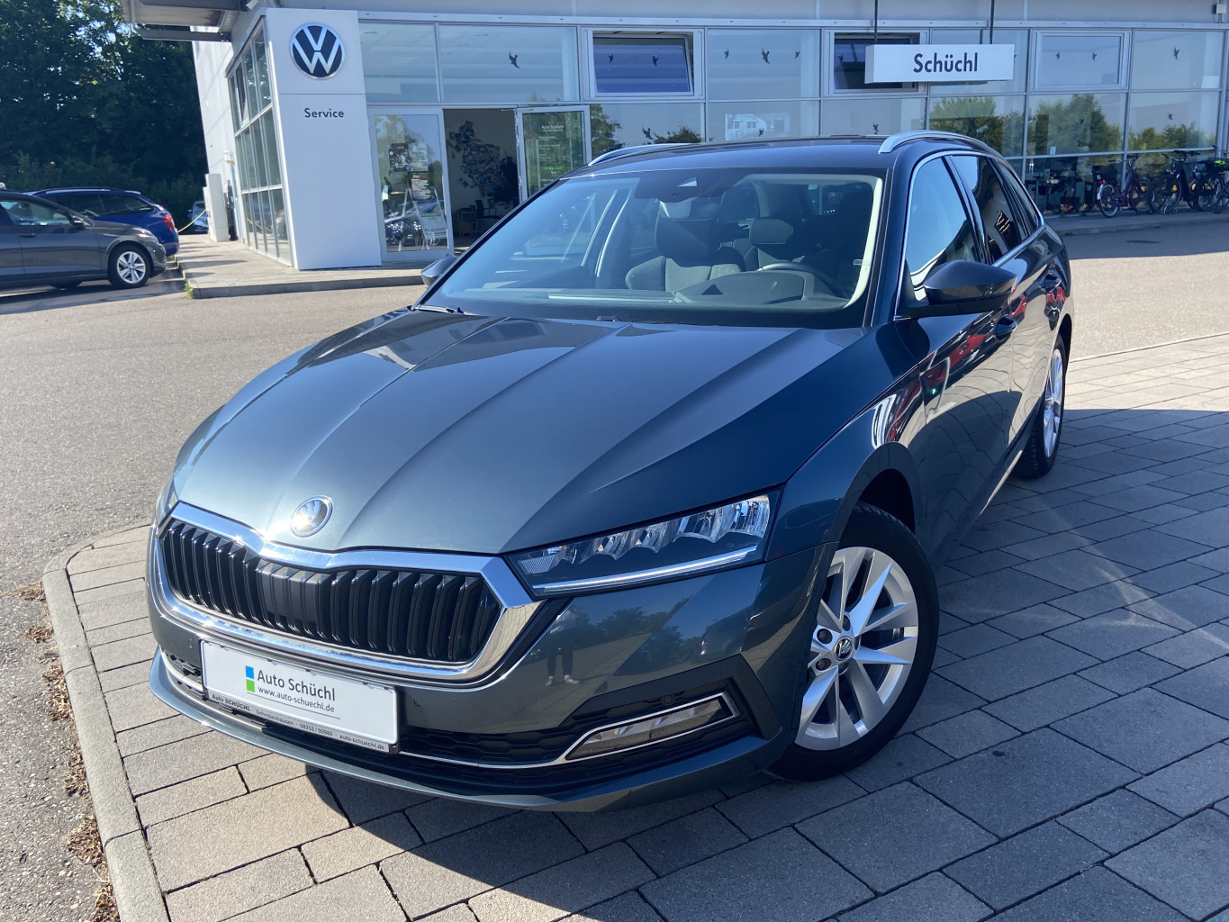 Skoda Octavia Combi 1.0 TSI First Edition AHK+17+NAVI-COLUMBUS+El.HECKKLAPPE+LED+HEAD-UP+SMART-LINK+VIRTUAL-COCKPIT+SHZ+PDC+DAB+LANE-ASSIST+GRA+KEYLESS+BLUETOOTH