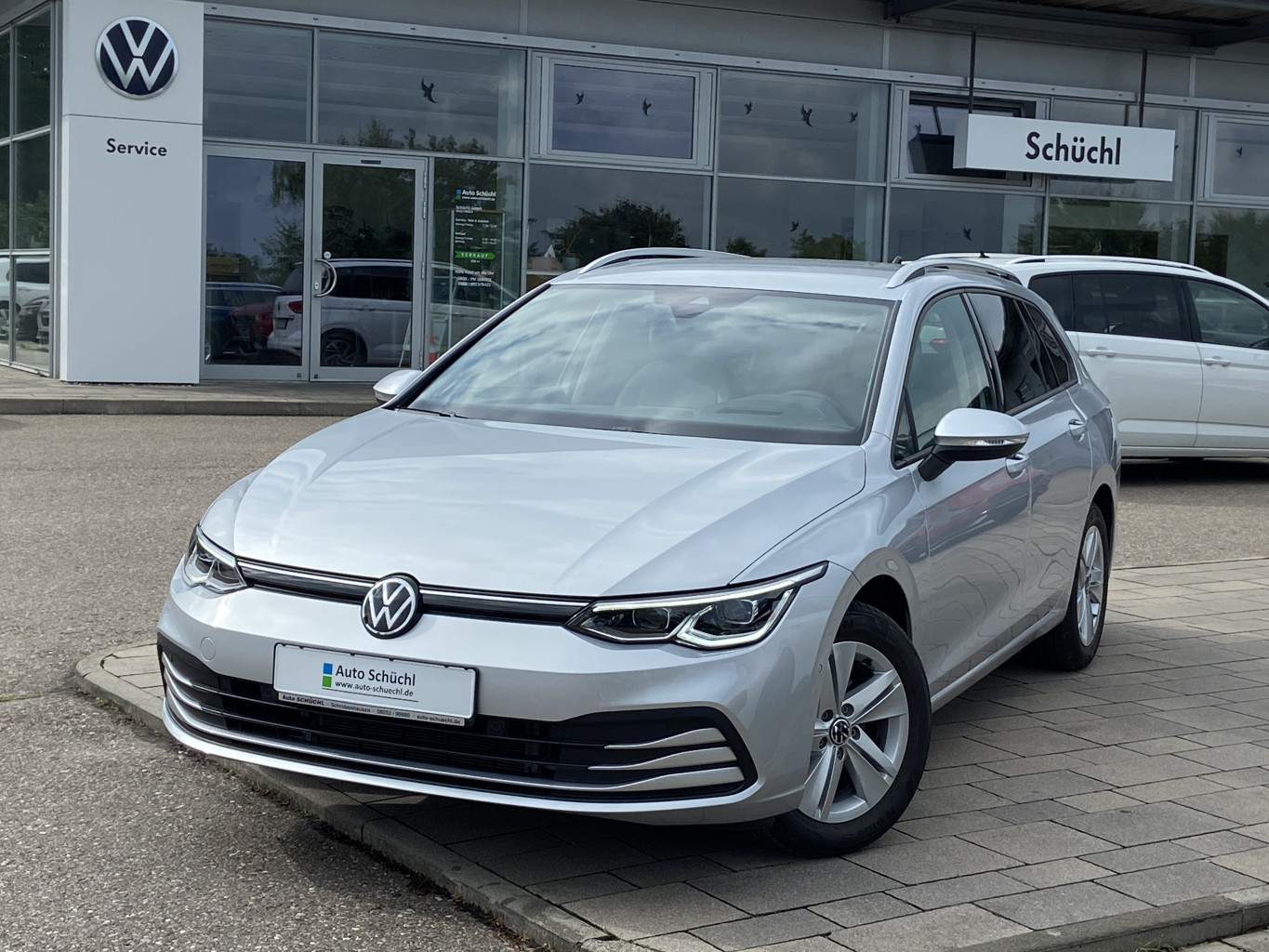 Volkswagen Golf Variant 1.5 TSI LIFE NAVI+LED+AHK+MATRIX-IQ-LED+HEAD-UP+KAMERA+APP-CONNECT+ACTIVE-INFO+ACC+LANE-ASSIST+PARKASSIST+SHZ+DAB+ACC+BLUETOOTH+KEYLESS