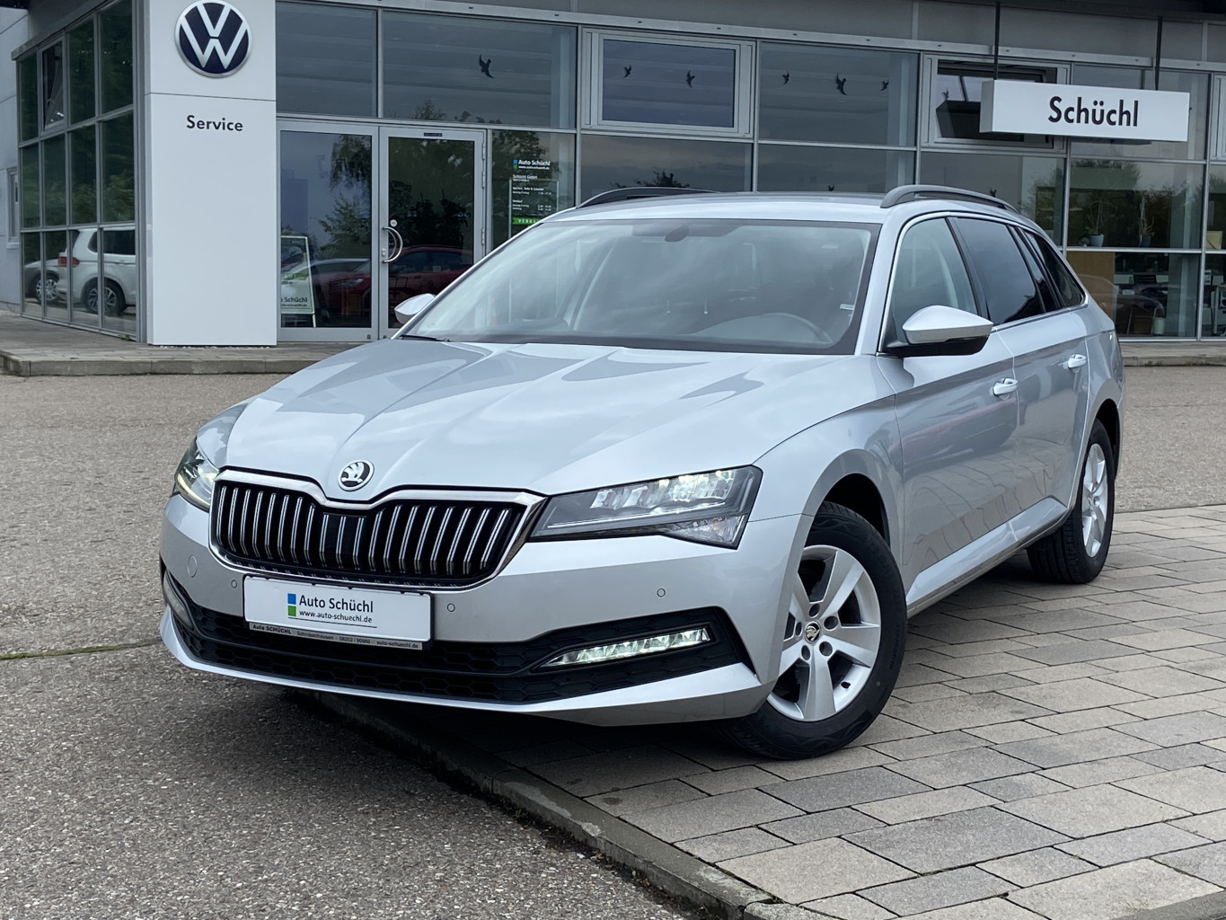 Skoda Superb Combi 2.0 TDI Ambition NAVI+STANDHEIZUNG+LED+AHK+SMART-LINK+SHZ+PDC+KEYLESS+DAB+KEYLESS+GRA+BLUETOOTH
