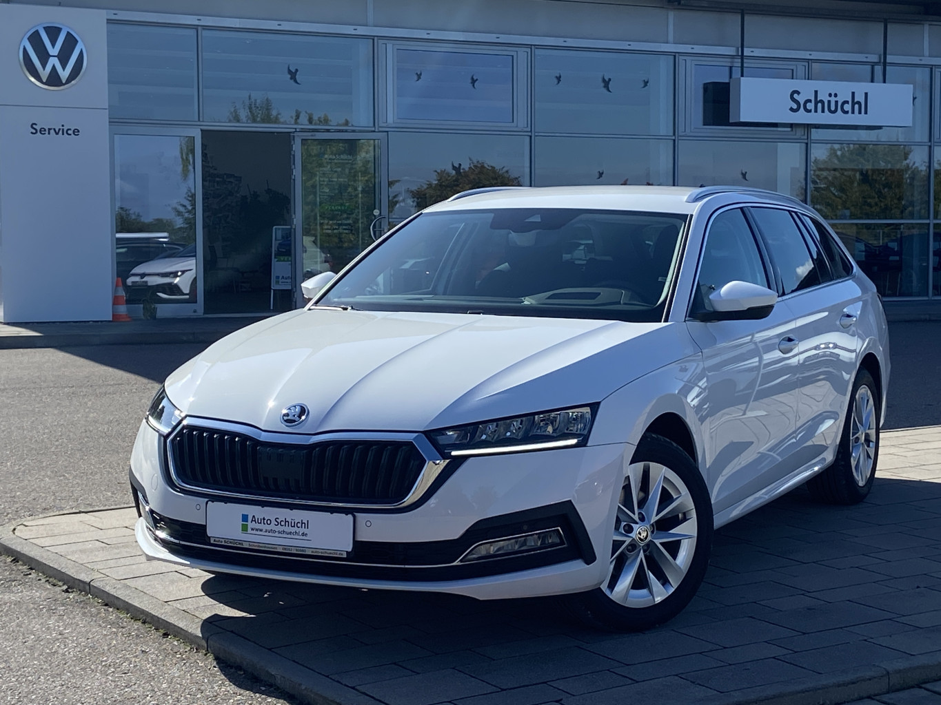 Skoda Octavia Combi 2.0 TDI DSG Style NAVI-COLUMBUS+LED+AHK+HEAD-UP+SMART-LINK+VIRTUAL-COCKPIT+4xSHZ+PDC+DAB+ACC+KEYLESS+BLUETOOTH+LANE-ASSIST