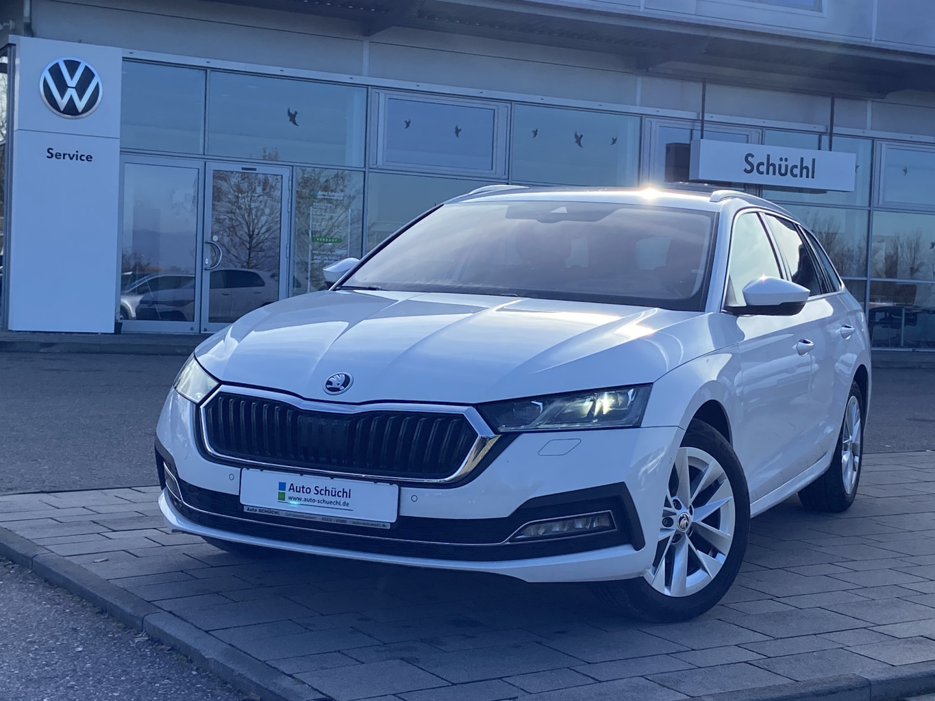 Skoda Octavia Combi 2.0 TDI Style NAVI-COLUMBUS+MATRIX-LED+HEAD-UP+SMART-LINK+VIRTUAL-COCKPIT+KAMERA+PARKASSIST+SHZ+DAB+LANE-ASSIST+GRA+KEYLESS+BLUETOOTH+EL.HECKKLAPPE+VIRTUELLES-PEDAL