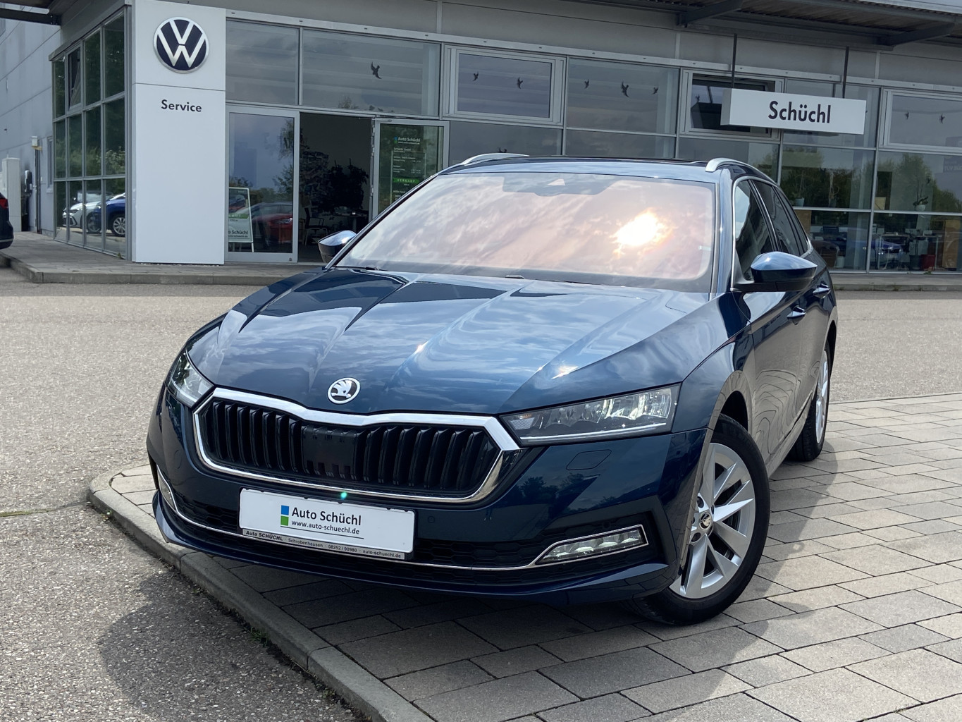 Skoda Octavia Combi 2.0 TDI DSG Style AHK+LEDER+SITZBELÜFTUNG-VORNE+ERGO-SITZ-HIGH-EL.-MEMORY+NAVI-COLUMBUS+LED+HEAD-UP+SMART-LINK+VIRTUAL-COCKPIT+KAMERA+PANORAMA+4xSHZ+PDC+DAB+ACC+KEYLESS+BLUETOOTH+LANE-ASSIST+EL.HECKKLAPPE+VIRTUELLES-PEDAL