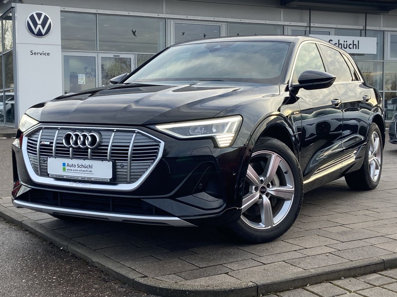 Audi e-tron 55 Quattro S-Line TEIL-LEDER+LUFTFEDERUNG+MATRIX-LED+ASSISTENZ-STADT+CCS+NAVI+VIRTUAL-COCKPIT+KAMERA+PARKASSIST+DAB+SHZ+BLUETOOTH+GRA+KEYLESS