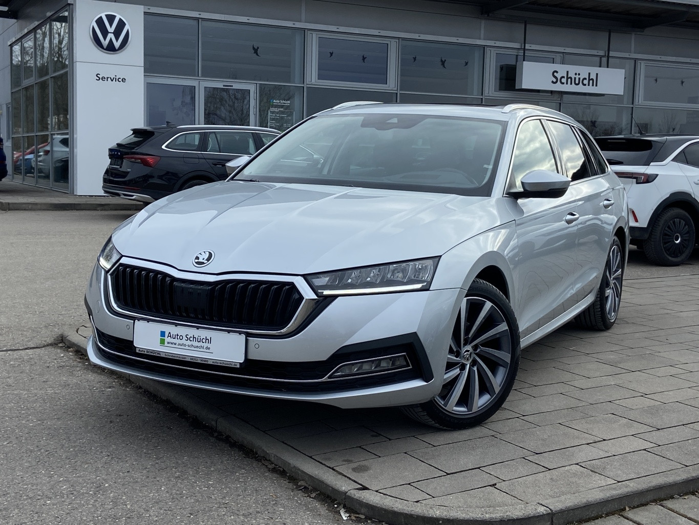 Skoda Octavia Combi 1.5 TSI DSG Style PANORAMA+AHK+HEAD-UP+SMART-LINK+VIRTUAL-COCKPIT+NAVI-COLUMBUS+LED+DAB+LANE-ASSIST+PDC+4xSHZ+GRA+KEYLESS+BLUETOOTH