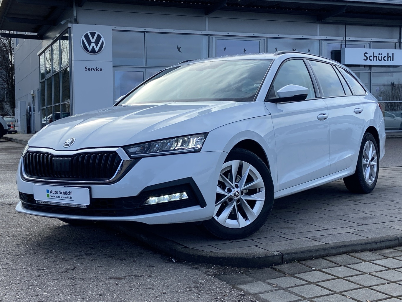 Skoda Octavia Combi 2.0 TDI Ambition AHK+SMART-LINK+VIRTUAL-COCKPIT+NAVI-COLUMBUS+LED+DAB+LANE-ASSIST+SHZ+PDC+GRA+KEYLESS+BLUETOOTH