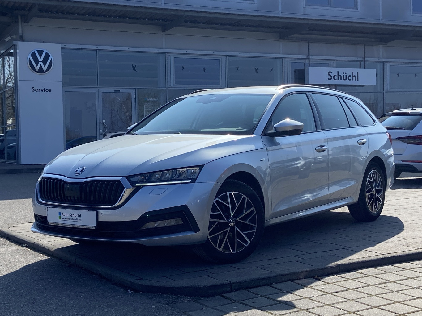 Skoda Octavia Combi 2.0 TDI CLEVER AHK+SMART-LINK+KOMFORTSITZE+VIRTUAL-COCKPIT+NAVI-COLUMBUS+KAMERA+LED+DAB+LANE-ASSIST+PDC+4xSHZ+GRA+KEYLESS+BLUETOOTH