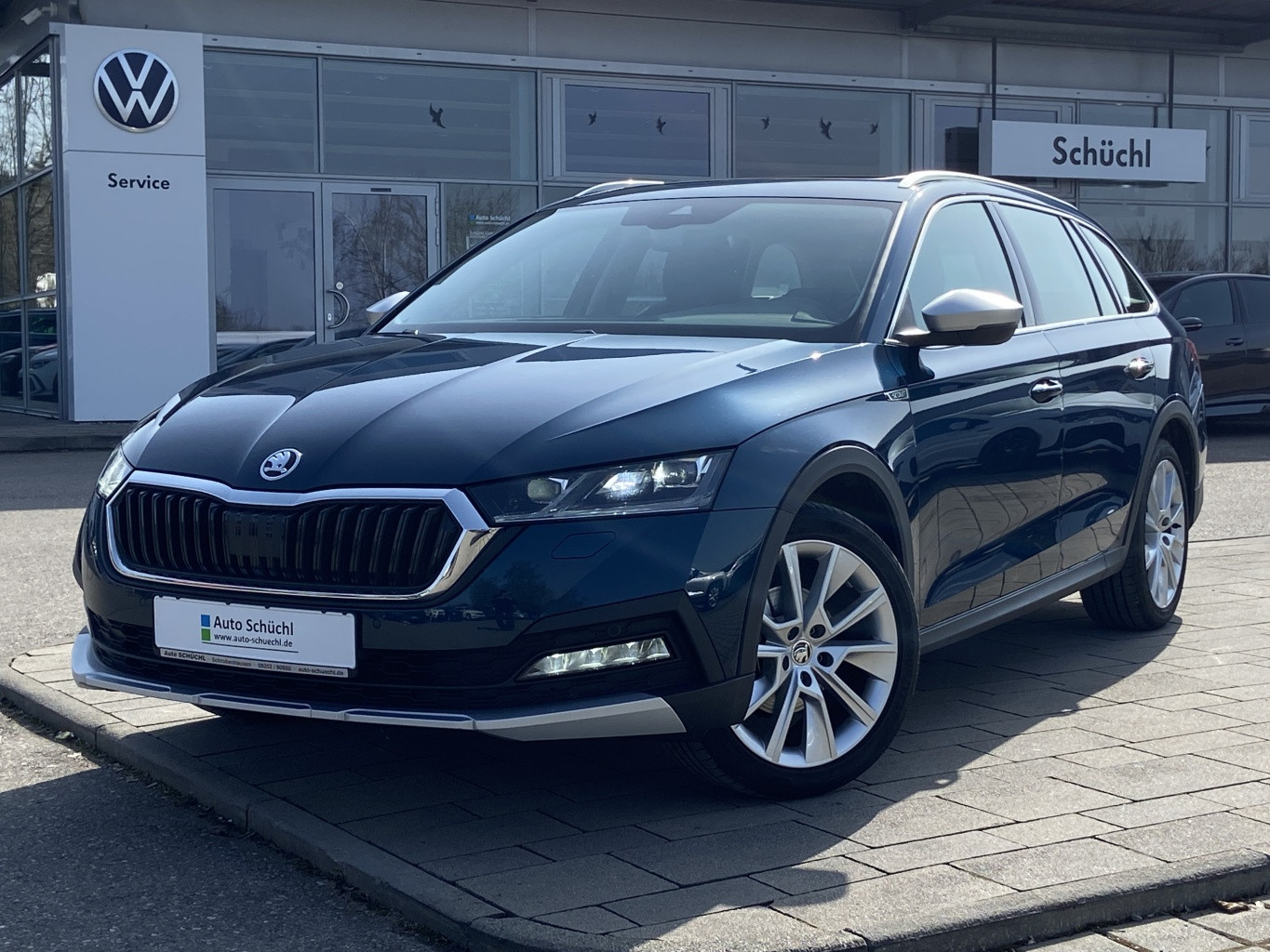 Skoda Octavia Combi 1.5 eTSI DSG SCOUT PANORAMA+AHK+SMART-LINK+VIRTUAL-COCKPIT+LED+MATRIX-LED+DAB+LANE-ASSIST+SHZ+PDC+GRA+KEYLESS+BLUETOOTH