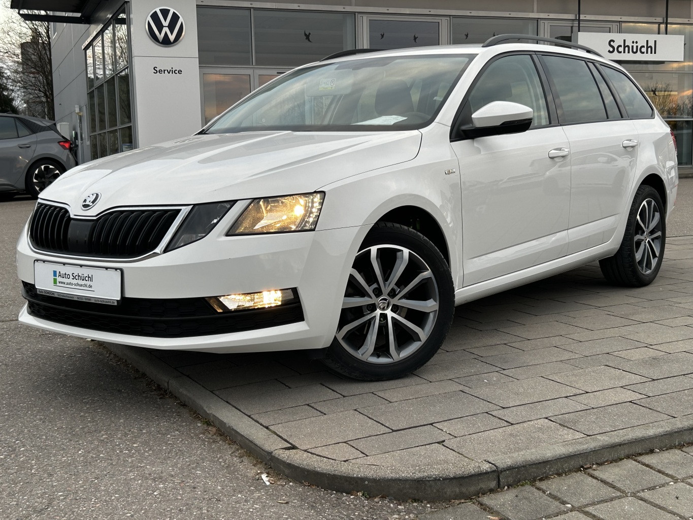 Skoda Octavia Combi 1.6 TDI TOUR ACC+SMART-LINK+NAVI+DAB+SHZ+PDC+KEYLESS+BLUETOOTH+17