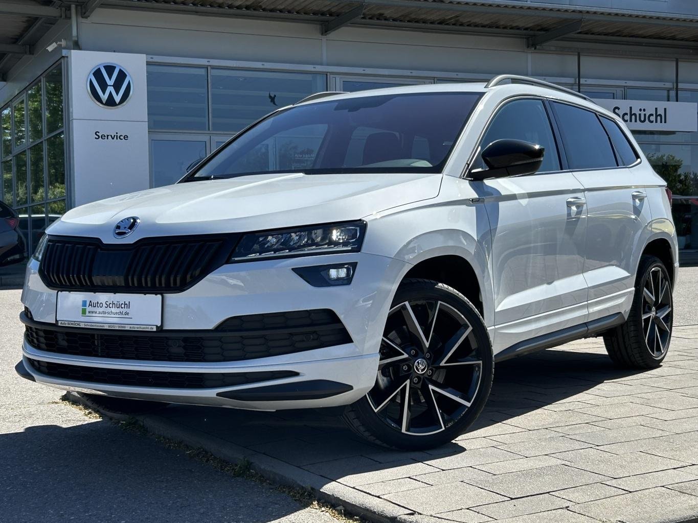 Skoda Karoq 1.5 TSI DSG Sportline PANORAMA+SMART-LINK+NAVI-COLUMBUS+VIRTUAL-COCKPIT+KAMERA+LED+KEYLESS+DAB+PDC+4xSHZ+KEYLESS+GRA+BLUETOOTH