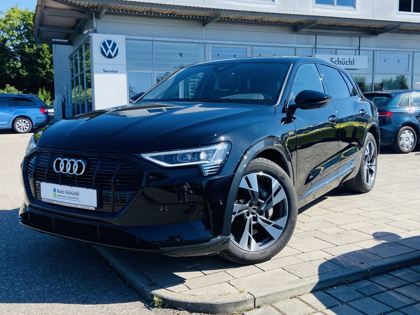 Audi e-tron 55 advanced quattro S-LINE OPTIK-BLACK ASSISTENZ-TOUR+LEDER/ALCANT.+AHK+PANORAMA+360-KAMERA+ACC+NAVI+VIRTUAL-COCKPIT+LED+CCS+DAB+SHZ+BLUETOOTH+LANE-ASSIST
