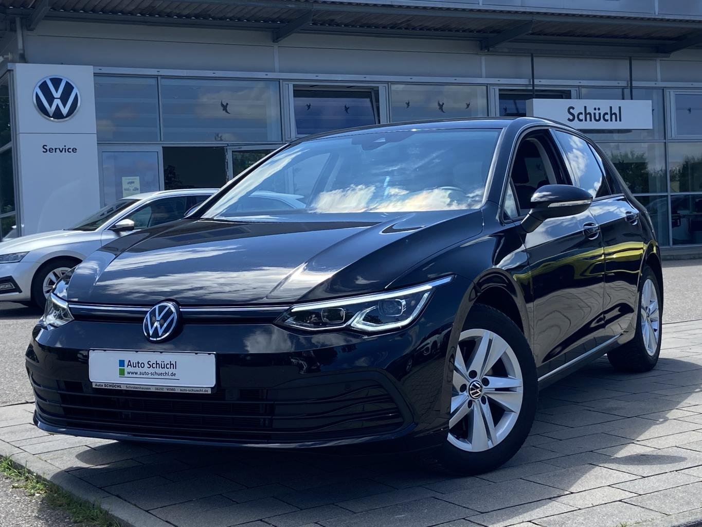 Volkswagen Golf 1.5 TSI LIFE GARANTIE+STANDHEIZUNG+HARMANN-KARDON++AHK+APP-CONNECT+ACTIVE-INFO+ACC+DCC+LANE-ASSIST+KAMERA+LED+NAVI+DAB+PDC+4xSHZ+ACC+BLUETOOTH